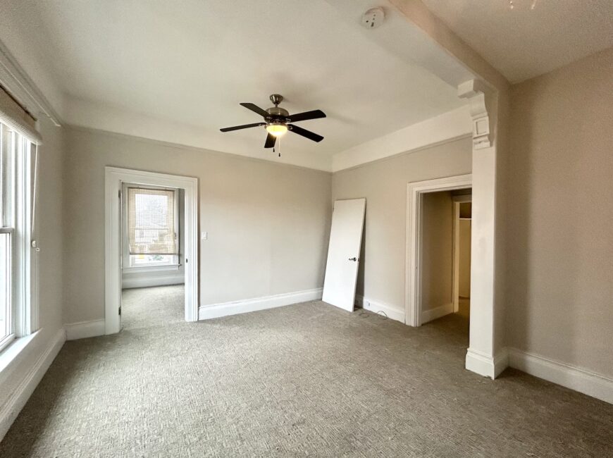 **CENTRAL LOCATION** 1 Bed + Den Downtown!!