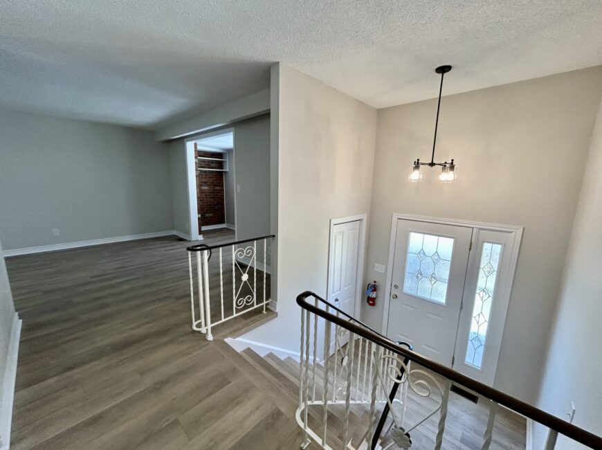 **RENOVATED** 3 Bedroom Semi-Detached!!