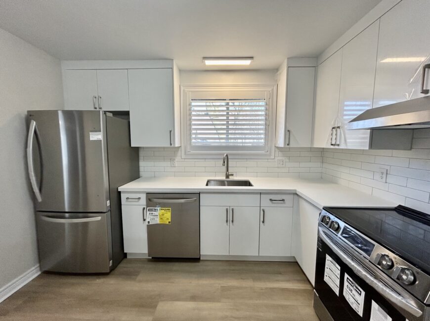 **RENOVATED** 3 Bedroom Semi-Detached!!