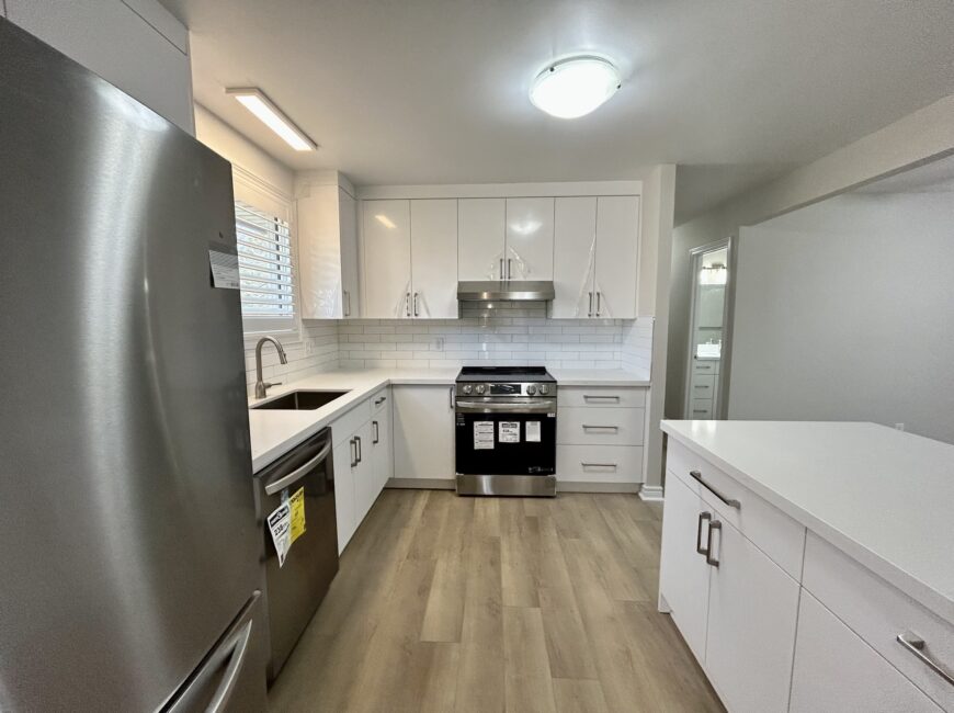 **RENOVATED** 3 Bedroom Semi-Detached!!