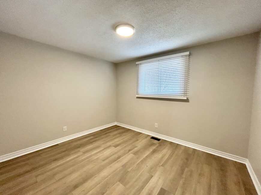 **RENOVATED** 3 Bedroom Semi-Detached!!