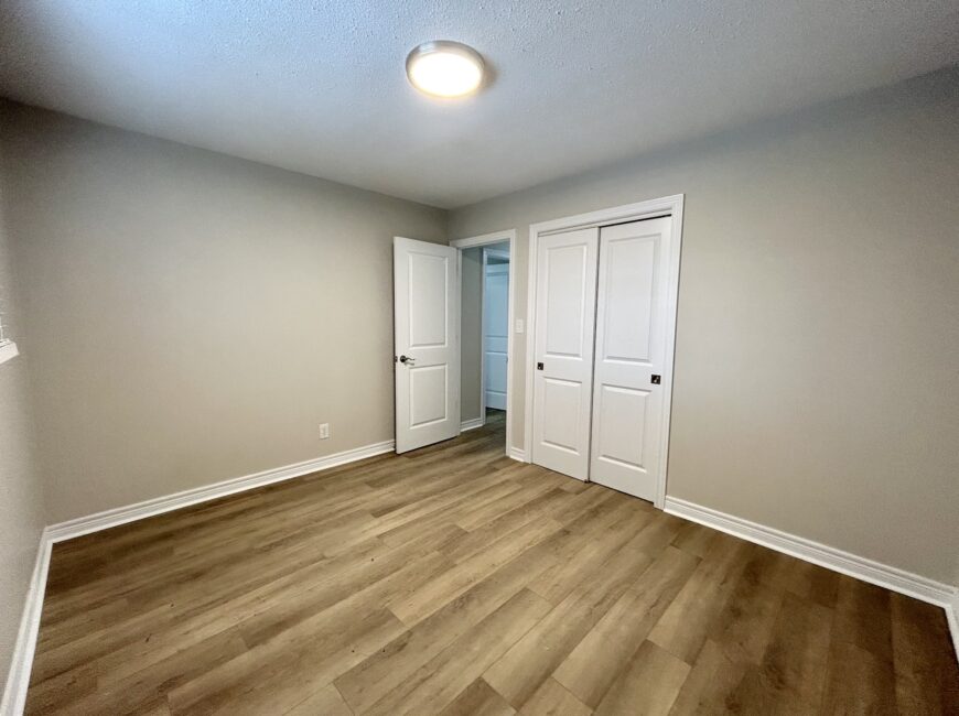 **RENOVATED** 3 Bedroom Semi-Detached!!