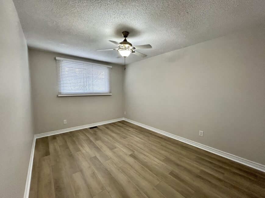 **RENOVATED** 3 Bedroom Semi-Detached!!