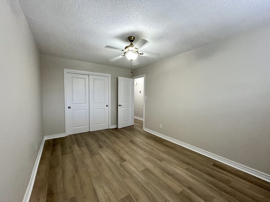 **RENOVATED** 3 Bedroom Semi-Detached!!