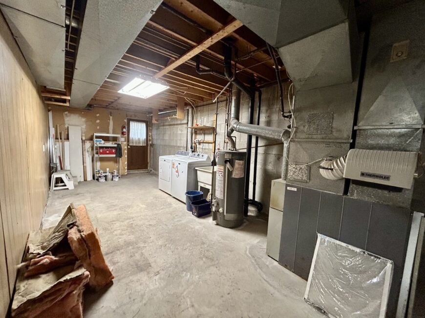 **RENOVATED** 3 Bedroom Semi-Detached!!