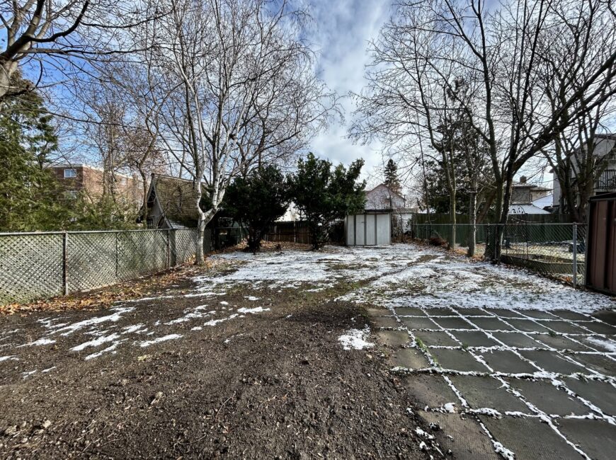 **RENOVATED** 3 Bedroom Semi-Detached!!