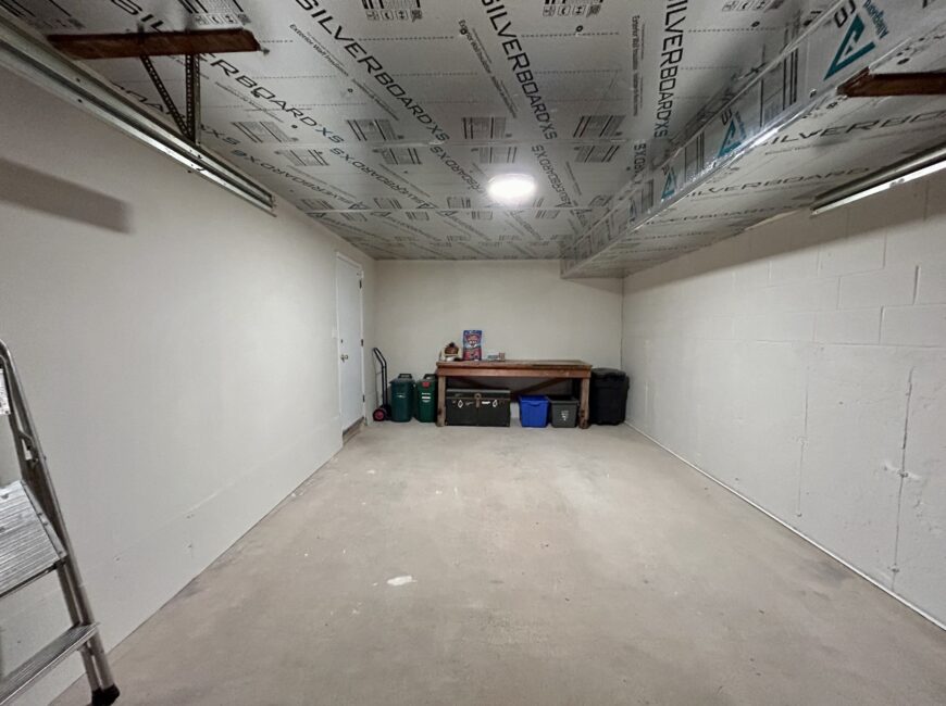 **RENOVATED** 3 Bedroom Semi-Detached!!