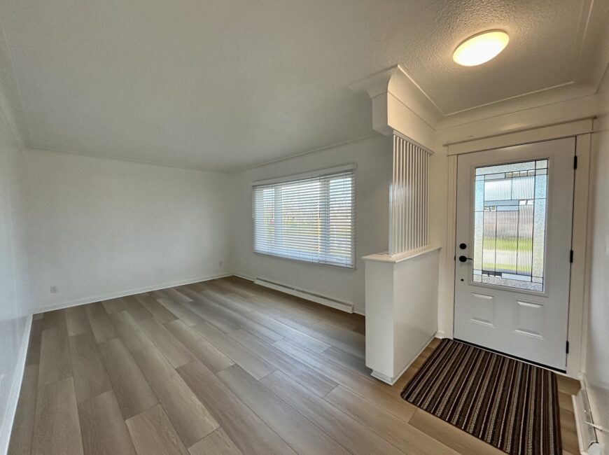 **ALL UTILITIES INCLUDED** Renovated House!!