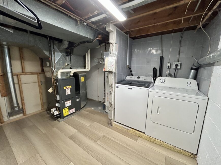 **ALL UTILITIES INCLUDED** Renovated House!!