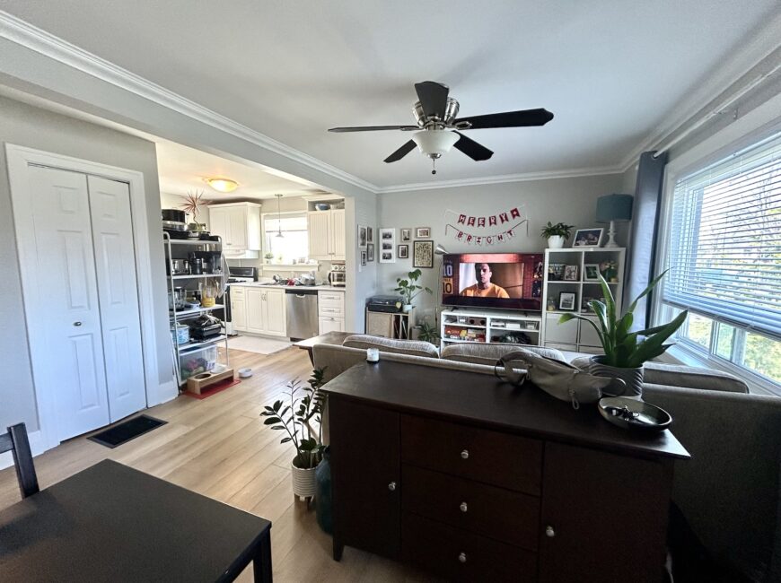 **MAIN FLOOR UNIT** Central Welland!!