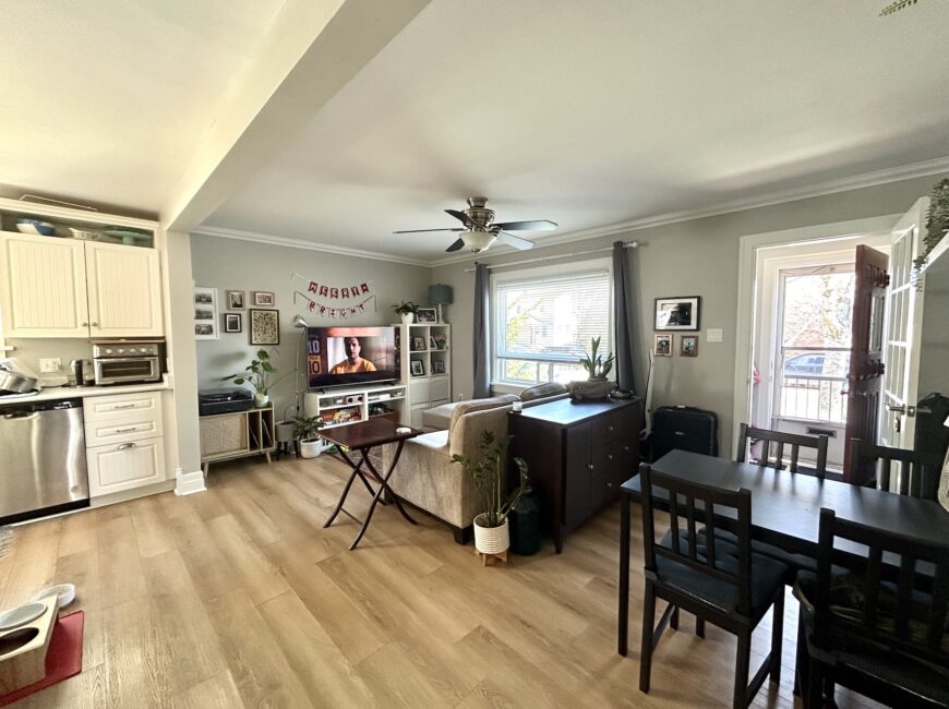 **MAIN FLOOR UNIT** Central Welland!!