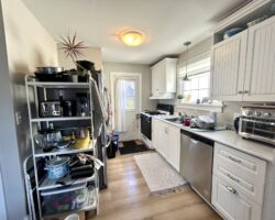 **MAIN FLOOR UNIT** Central Welland!!