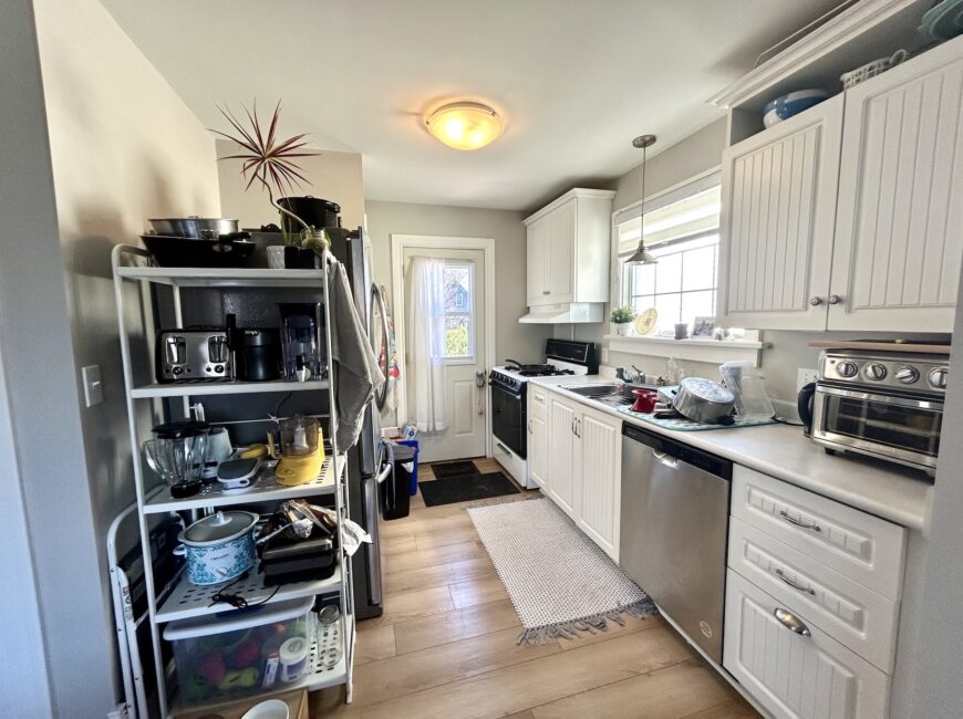 **MAIN FLOOR UNIT** Central Welland!!