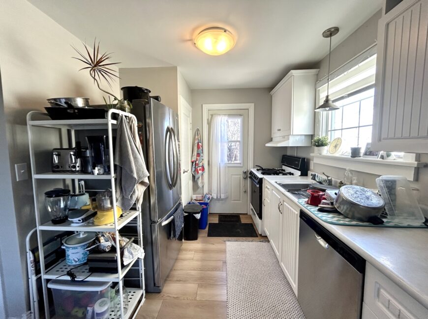 **MAIN FLOOR UNIT** Central Welland!!