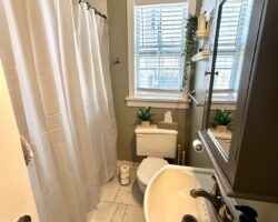 **MAIN FLOOR UNIT** Central Welland!!