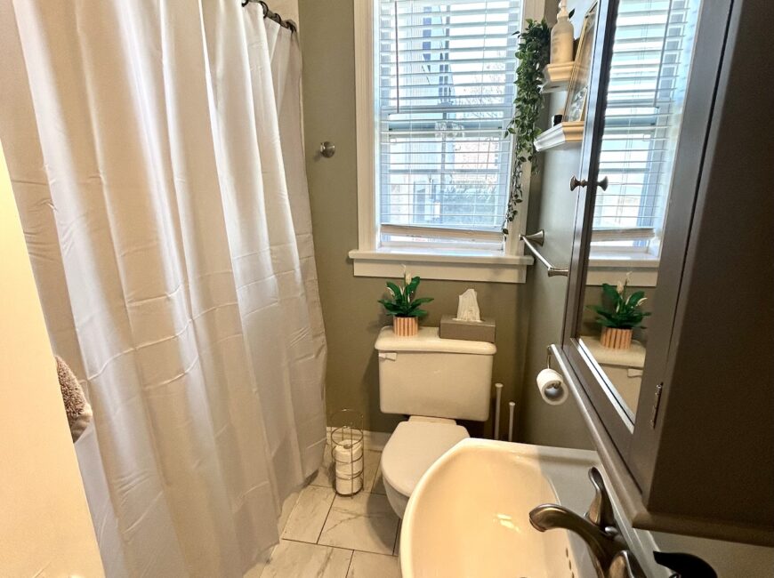 **MAIN FLOOR UNIT** Central Welland!!