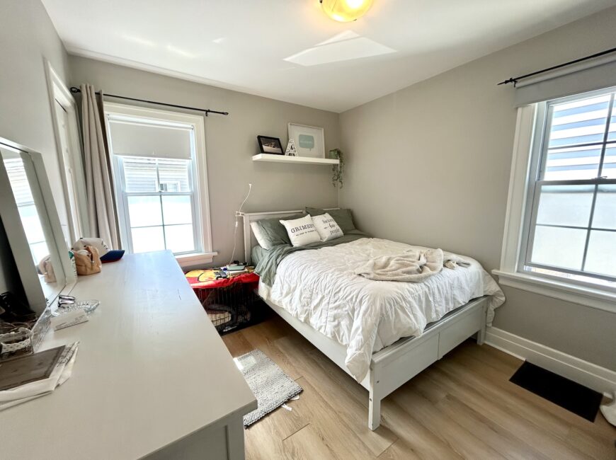 **MAIN FLOOR UNIT** Central Welland!!