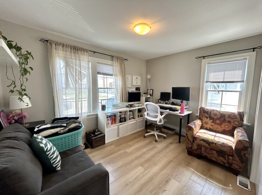 **MAIN FLOOR UNIT** Central Welland!!