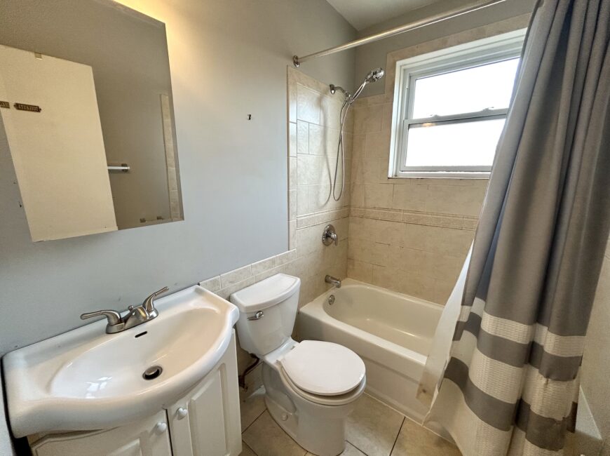 **PORT DALHOUSIE** Spacious 2 Bedroom Unit!!