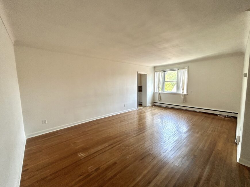 **PORT DALHOUSIE** Spacious 2 Bedroom Unit!!