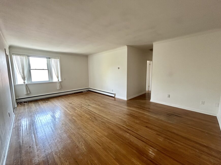 **PORT DALHOUSIE** Spacious 2 Bedroom Unit!!