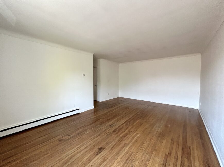 **PORT DALHOUSIE** Spacious 2 Bedroom Unit!!