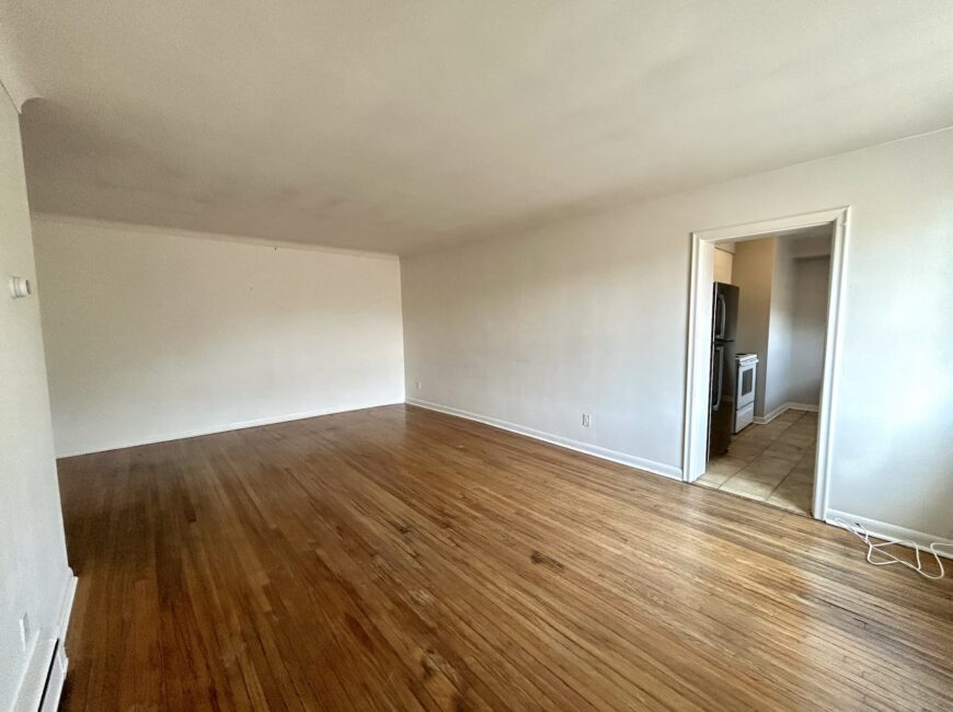 **PORT DALHOUSIE** Spacious 2 Bedroom Unit!!