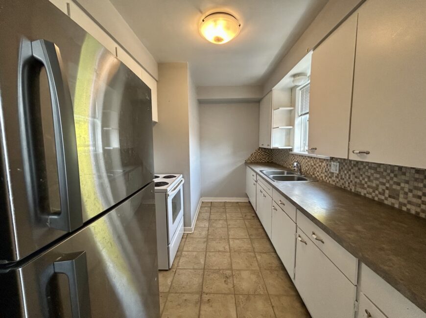 **PORT DALHOUSIE** Spacious 2 Bedroom Unit!!