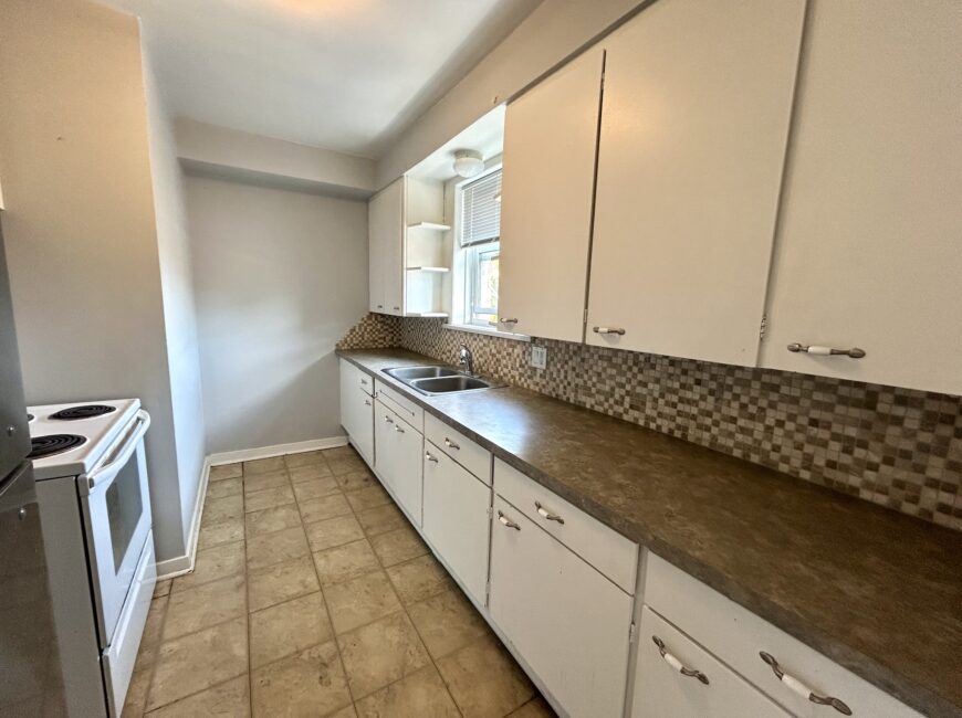 **PORT DALHOUSIE** Spacious 2 Bedroom Unit!!