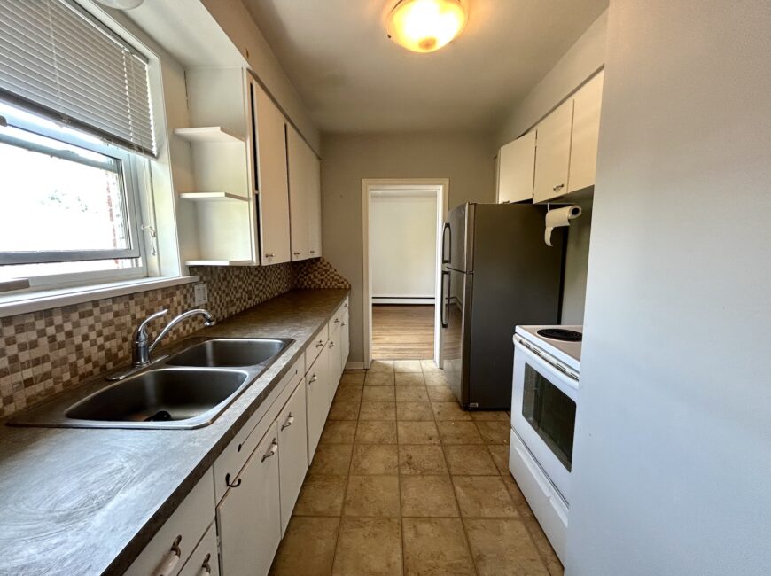 **PORT DALHOUSIE** Spacious 2 Bedroom Unit!!
