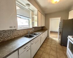 **PORT DALHOUSIE** Spacious 2 Bedroom Unit!!