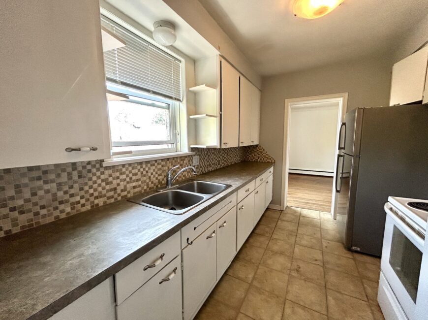 **PORT DALHOUSIE** Spacious 2 Bedroom Unit!!