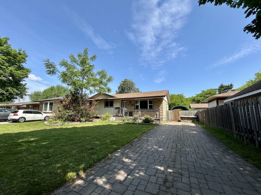 **NORTH END** 3 Bedroom Detached Home!!