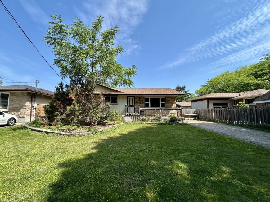 **NORTH END** 3 Bedroom Detached Home!!