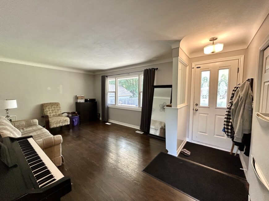 **NORTH END** 3 Bedroom Detached Home!!