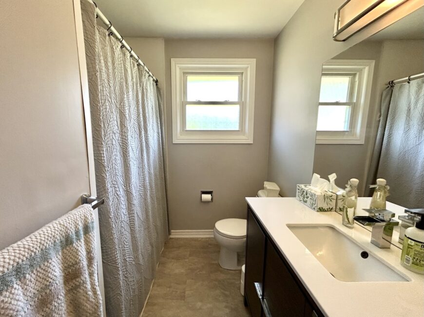 **NORTH END** 3 Bedroom Detached Home!!