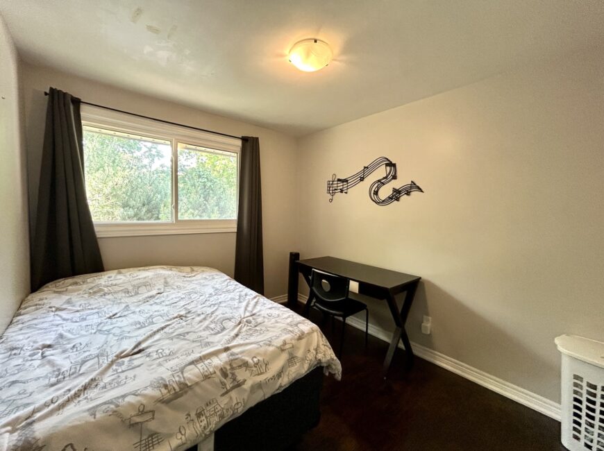 **NORTH END** 3 Bedroom Detached Home!!