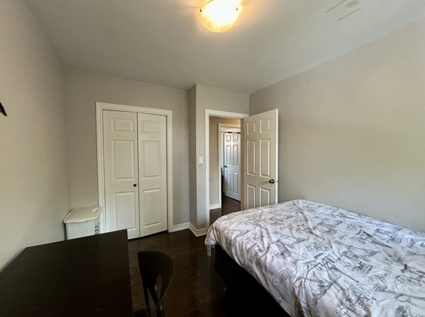 **NORTH END** 3 Bedroom Detached Home!!
