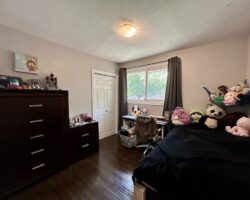 **NORTH END** 3 Bedroom Detached Home!!