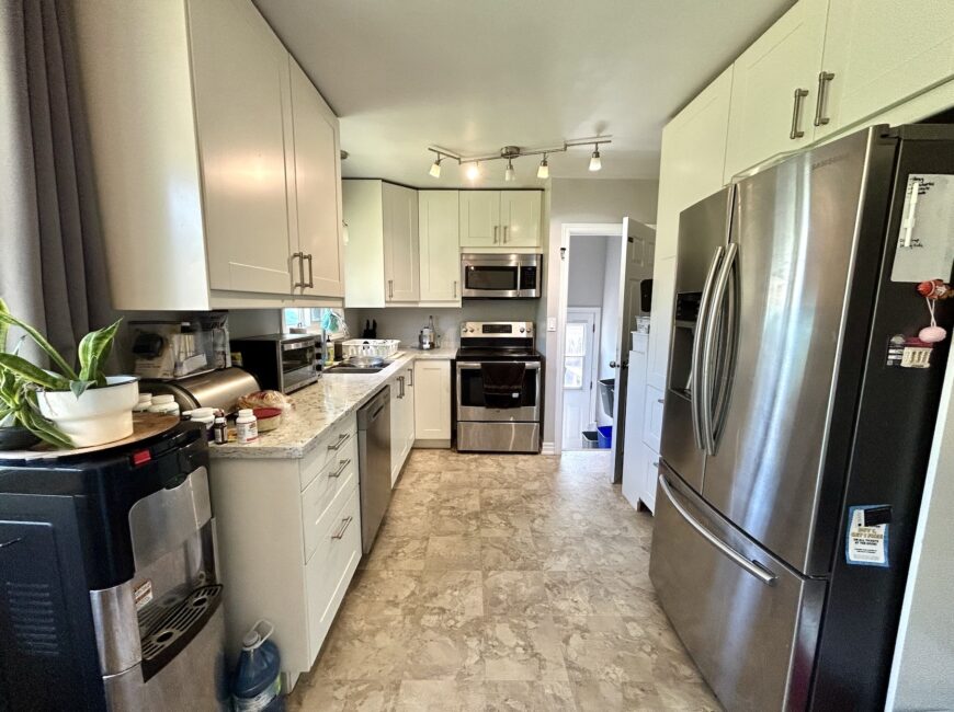 **NORTH END** 3 Bedroom Detached Home!!
