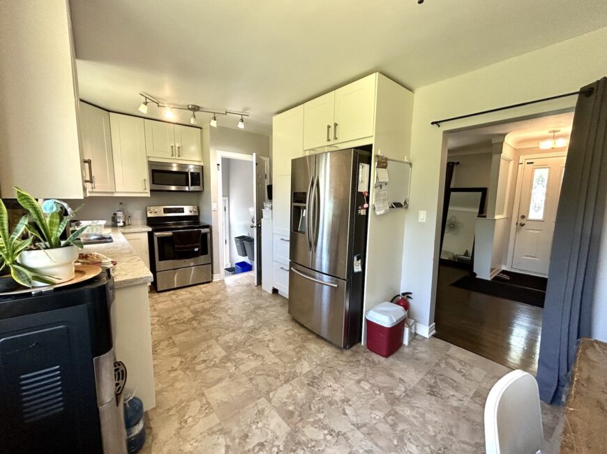 **NORTH END** 3 Bedroom Detached Home!!