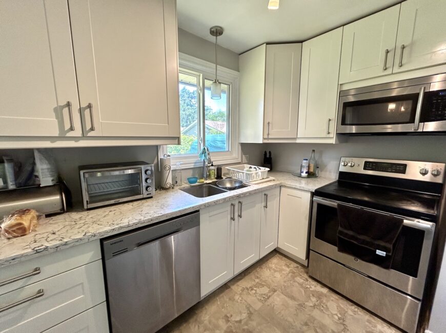**NORTH END** 3 Bedroom Detached Home!!