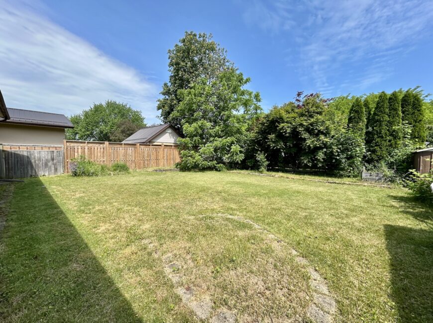 **NORTH END** 3 Bedroom Detached Home!!