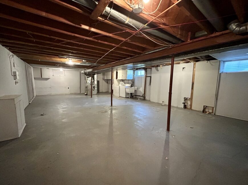 **NORTH END** 3 Bedroom Detached Home!!
