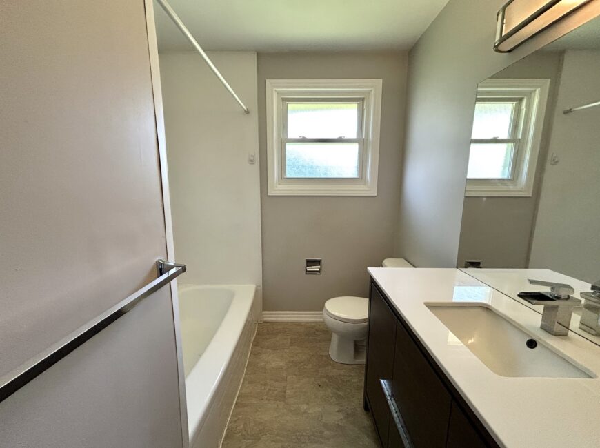 **NORTH END** 3 Bedroom Detached Home!!