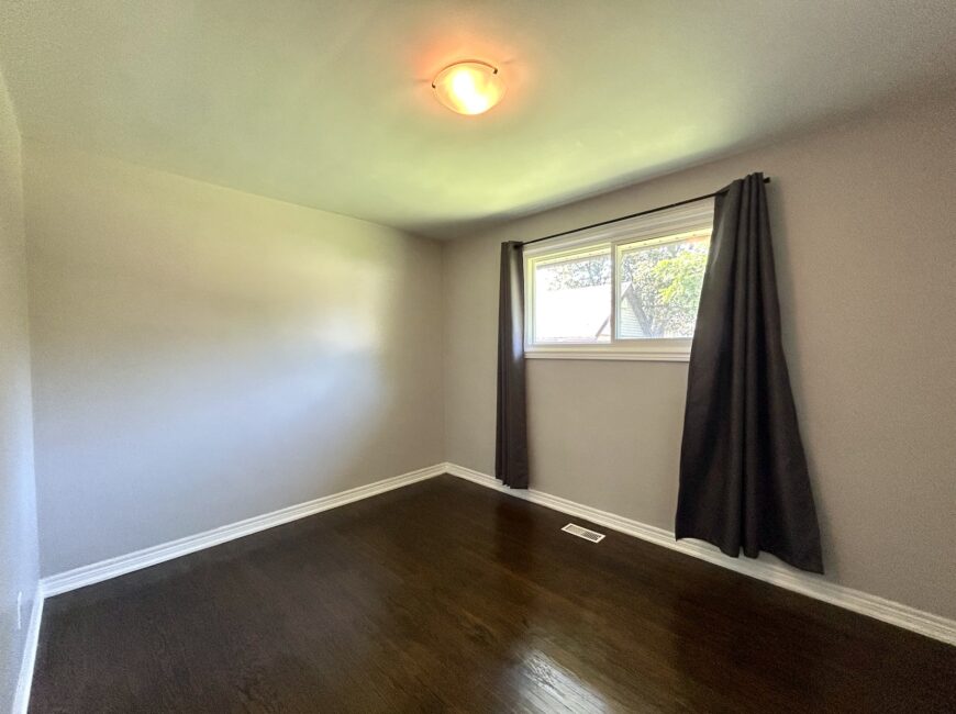 **NORTH END** 3 Bedroom Detached Home!!