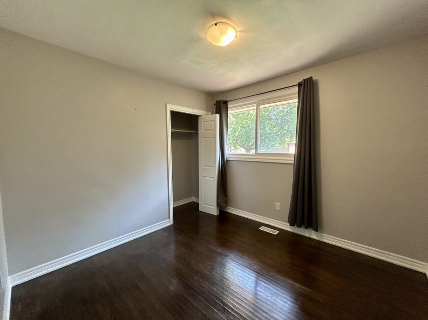 **NORTH END** 3 Bedroom Detached Home!!