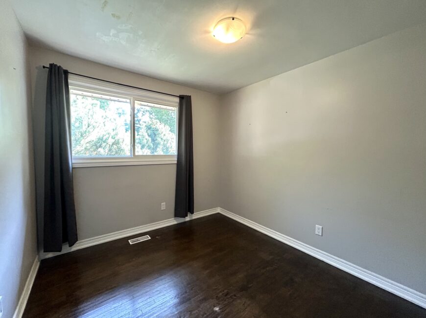 **NORTH END** 3 Bedroom Detached Home!!