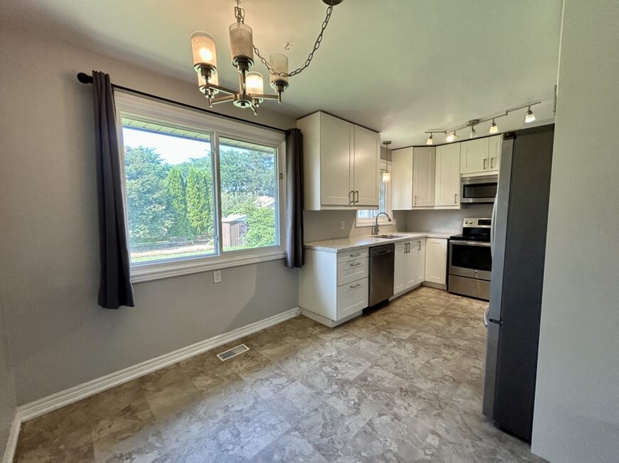 **NORTH END** 3 Bedroom Detached Home!!