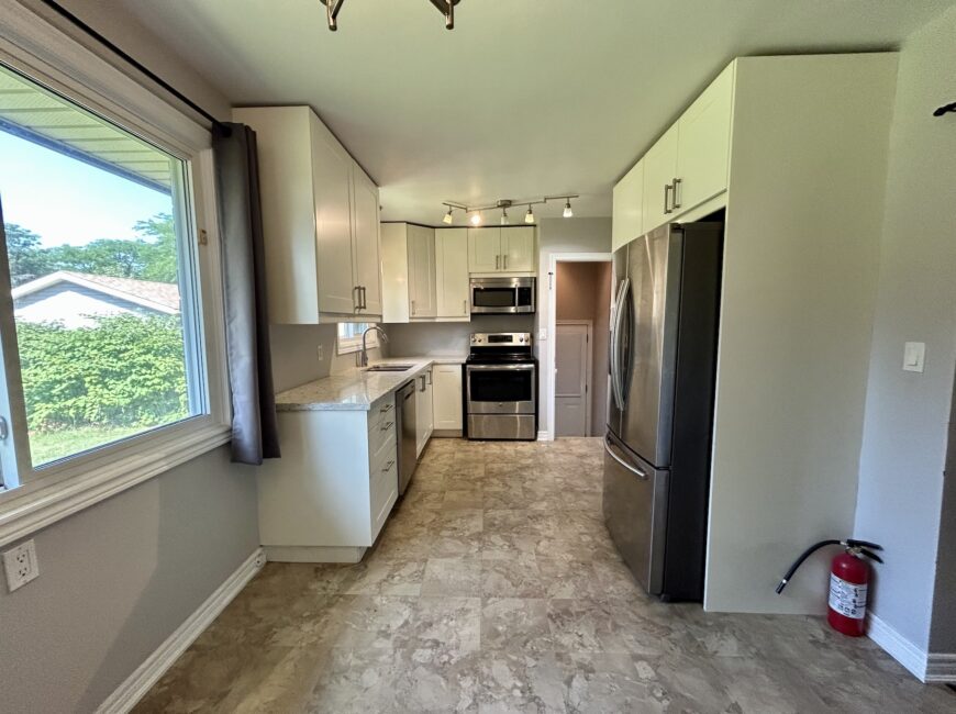 **NORTH END** 3 Bedroom Detached Home!!
